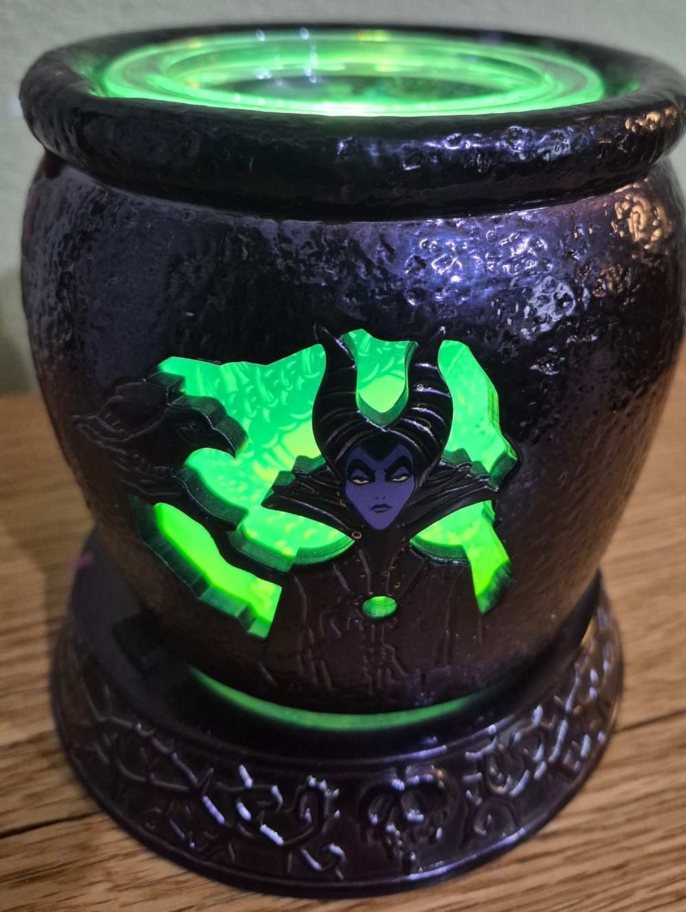 Scentsy Disney Villains Electric Wax Warmer W/ Evil Queen Maleficent & Ursula